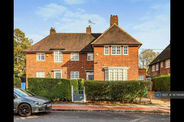 4 Bedroom Semi-Detached House To Rent In Deansway, London, N2