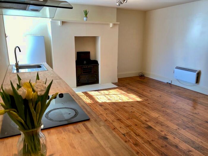 1 Bedroom Flat To Rent In Charman Road, Redhill, RH1