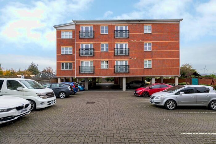 2 Bedroom Flat To Rent In Lawn Road, Northfleet, Kent, DA11