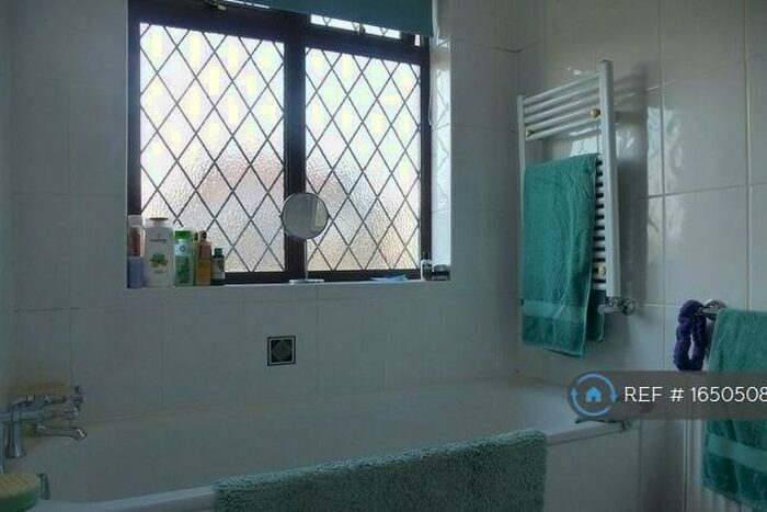 4 Bedroom Semi-Detached House To Rent In Stanford Road, Luton, LU2