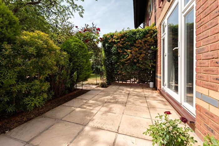1 Bedroom Apartment For Sale In Egmont Road, Sutton, Surrey, SM2