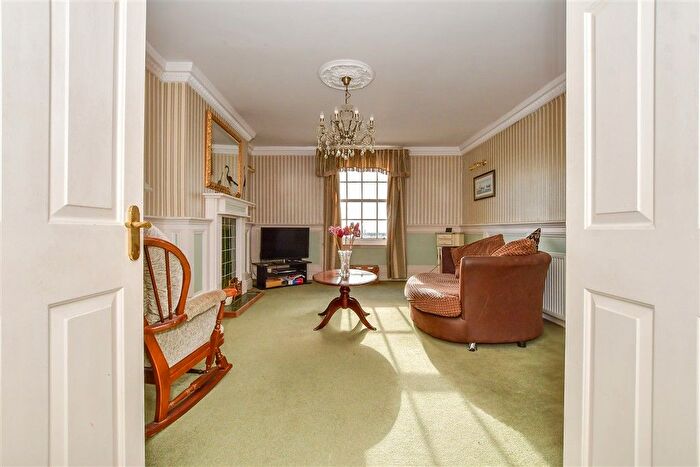 2 Bedroom Flat For Sale In Harbour Parade, Ramsgate, Kent, CT11