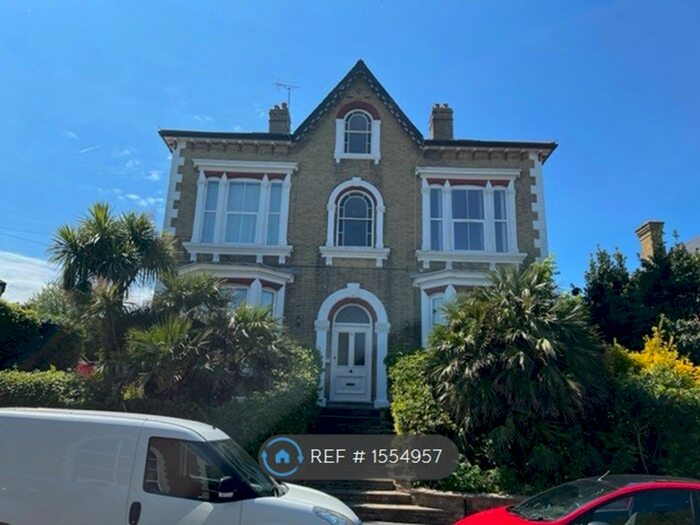3 Bedroom Flat To Rent In Sandringham House, Cowes, PO31