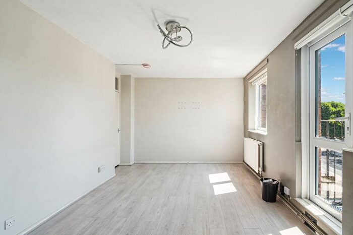 2 Bedroom Flat For Sale In The Grange, Goldhawk Road, W12