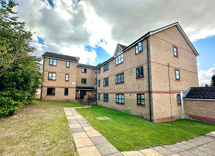 2 Bedroom Flat For Sale In Lovegrove Drive, Slough, SL2