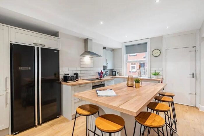 6 Bedroom Terraced House To Rent In Headingley Avenue, Headingley, Leeds, LS6