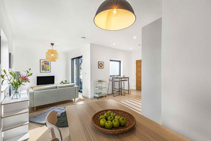 2 Bedroom Flat For Sale In Inglemere Road, Tooting, CR4