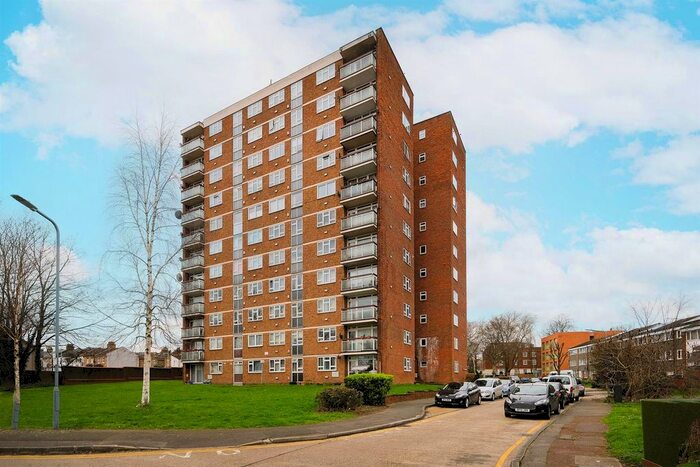 Studio To Rent In Gardner Close, Wanstead, E11