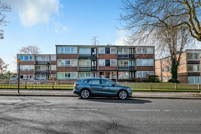 3 Bedroom Flat To Rent In Great North Road, London, N2