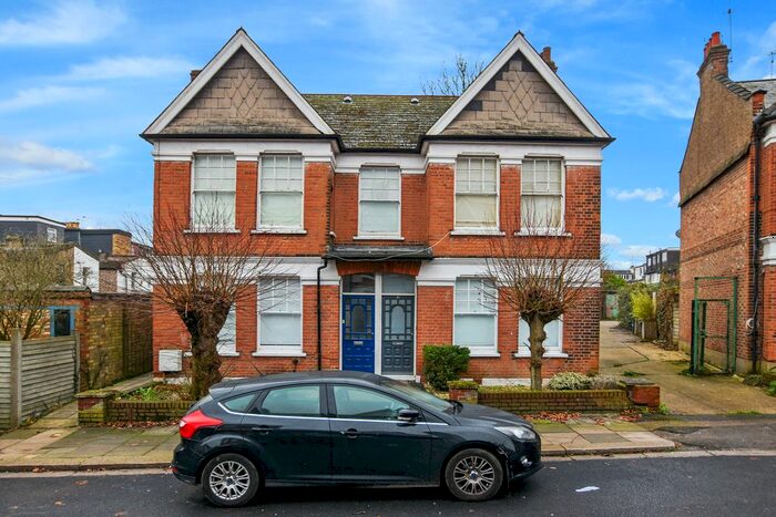 3 Bedroom Flat To Rent In Sedgemere Avenue (), East Finchley, N2