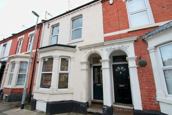 4 Bedroom House To Rent In Holly Road, Northampton, NN1