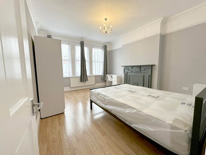 3 Bedroom Flat To Rent In Cedar Road, Cricklewood, NW2