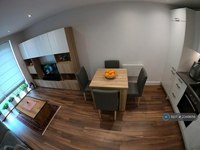 2 Bedroom Flat To Rent In Drake Way, Reading, RG2