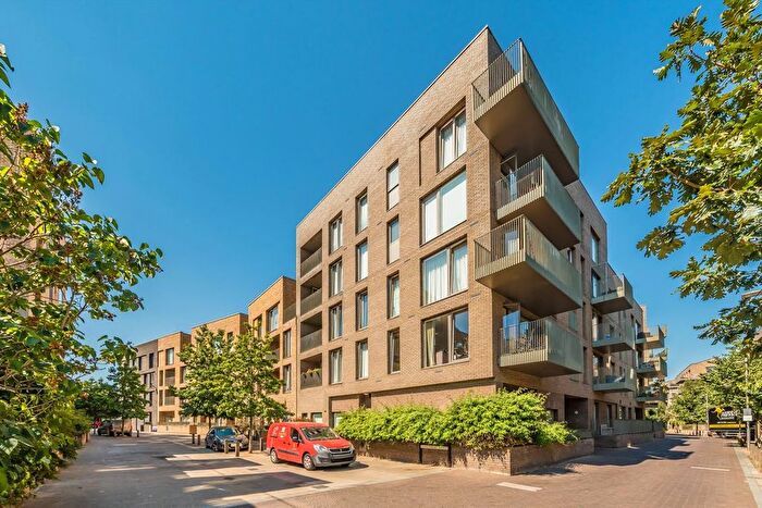 2 Bedroom Flat For Sale In Narrowboat Avenue, Brentford, TW8