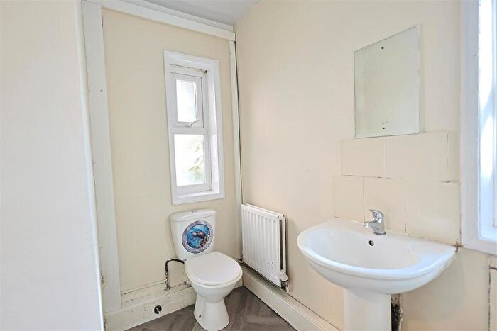 2 Bedroom Flat To Rent In Helmsley Road, Sandyford, Newcastle Upon Tyne, NE2