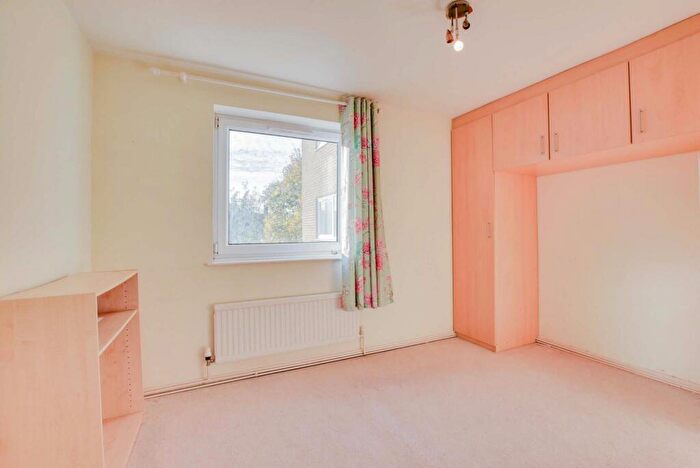 2 Bedroom Flat For Sale In Lyndhurst Court, Stoneygate, Leicester, LE2