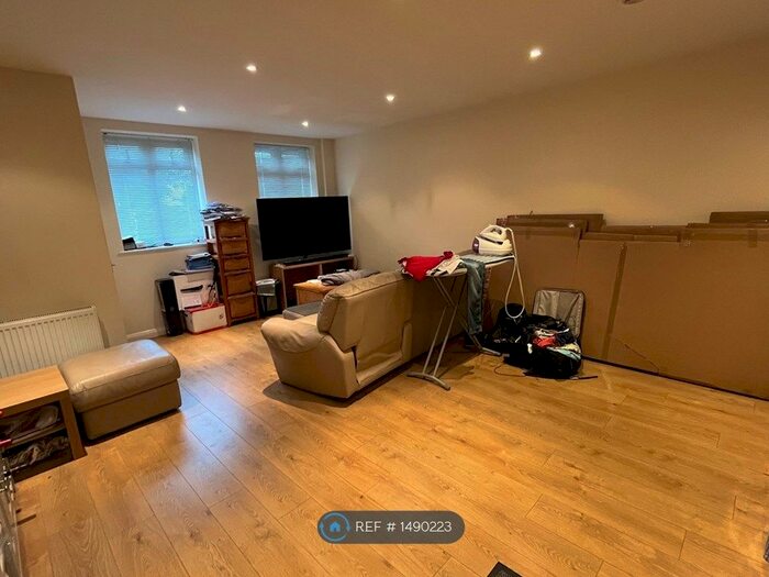 1 Bedroom Flat To Rent In Farncombe Street, Godalming, GU7