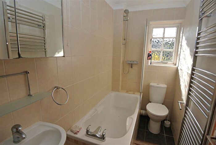 1 Bedroom Flat To Rent In Middle Hill, Englefield Green, TW20