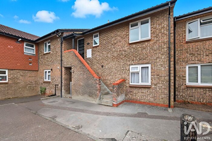 3 Bedroom Flat For Sale In Dimsdale Crescent, Bishop's Stortford, CM23