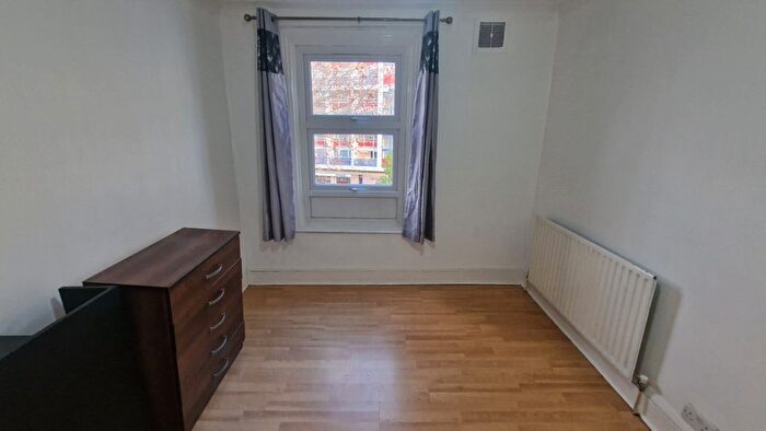 2 Bedroom Flat To Rent In Burdett Road (Top Floor Flat), Mile-End, E14