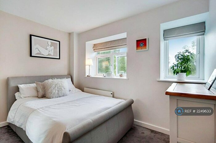 1 Bedroom Flat To Rent In Parkgate House, New Malden, KT3