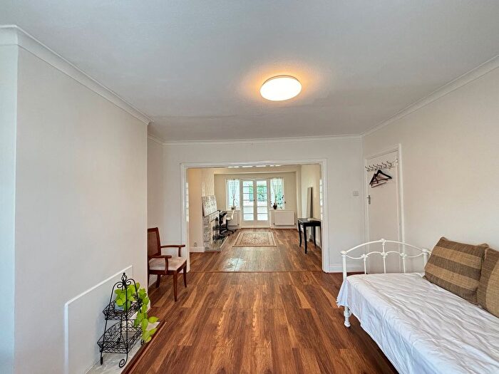 4 Bedroom Semi-Detached House To Rent In Retreat Close, Harrow, HA3