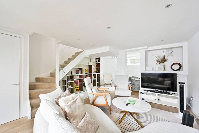 3 Bedroom Mews To Rent In Walham Yard, Fulham, SW6