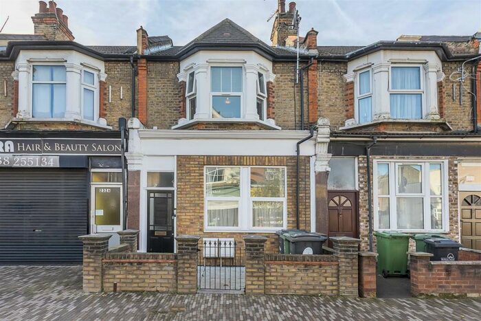3 Bedroom Flat To Rent In Francis Road, Leyton, London, E10
