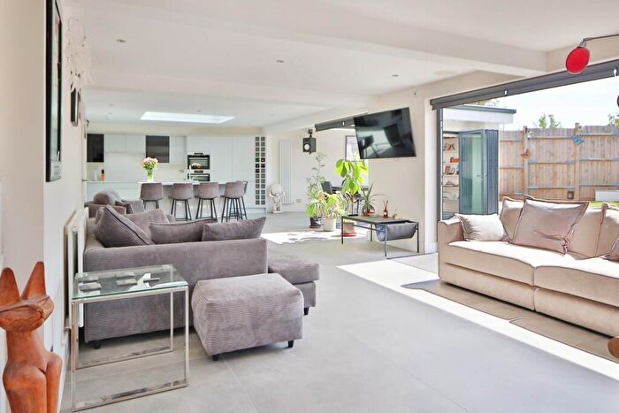 3 Bedroom Detached House For Sale In Browning Avenue, Worcester Park, KT4