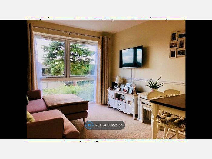 1 Bedroom Flat To Rent In Highland Court, London, E18