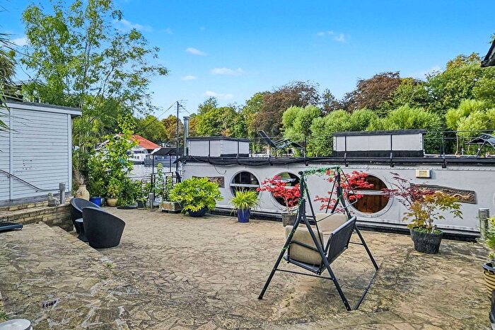 3 Bedroom Property For Sale In Taggs Island, Hampton, TW12