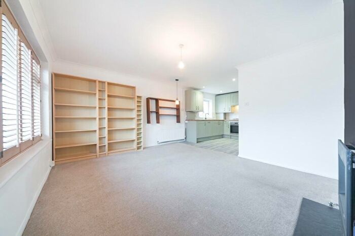 2 Bedroom Flat To Rent In Enmore Road, London, SE25