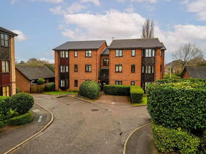 2 Bedroom Flat For Sale In Poets Chase, Aylesbury, HP21