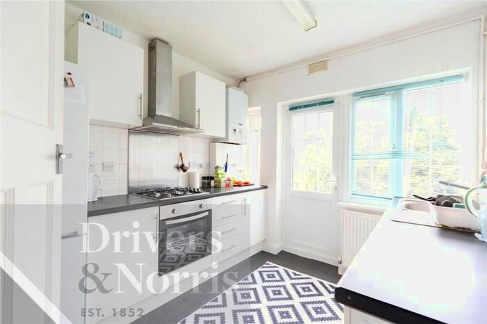 2 Bedroom Flat To Rent In Torrington Court, North Finchley, London, N12