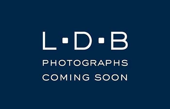 3 Bedroom Flat To Rent In Becklow Gardens, London, W12