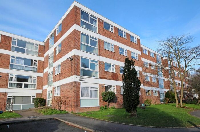 2 Bedroom Flat To Rent In Langham Gardens, Ealing, W13