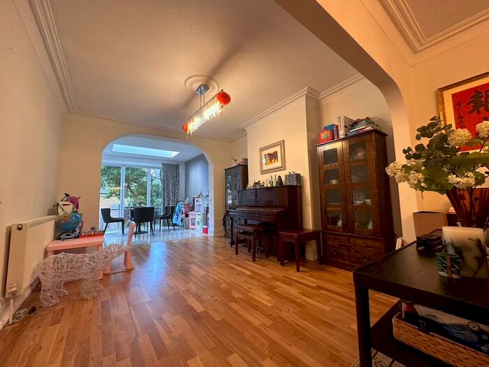 5 Bedroom Town House To Rent In Holden Road, London, N12