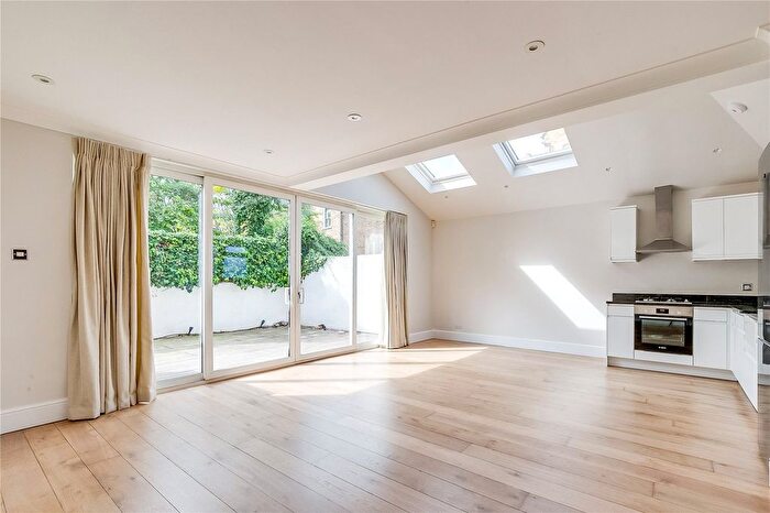2 Bedroom Flat To Rent In Montholme Road, SW11