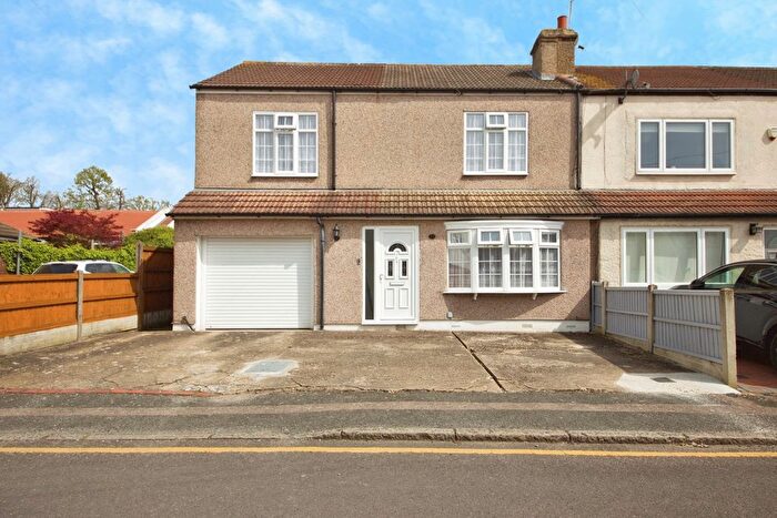 5 Bedroom End Of Terrace House For Sale In Aveley Road, Romford, Essex, RM1