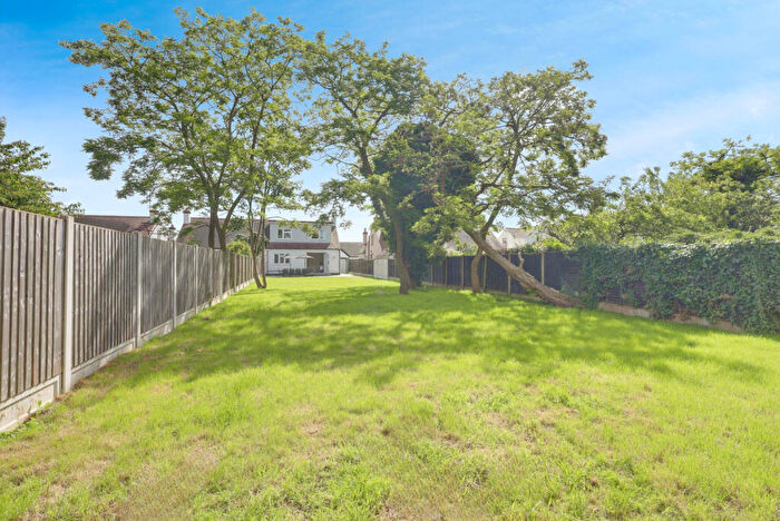 4 Bedroom Semi Detached House For Sale In Castleton Road, Southend-on-sea, SS2