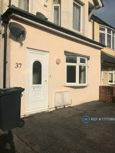 2 Bedroom Maisonette To Rent In Ash Street, Aldershot, GU12