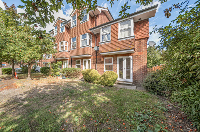 1 Bedroom Apartment For Sale In Springside Court, Josephs Road, Guildford, GU1