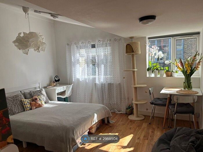 Studio To Rent In Kingsland Road, London, E8