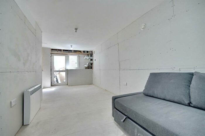 2 Bedroom Flat For Sale In Francis Avenue, Southsea, PO4