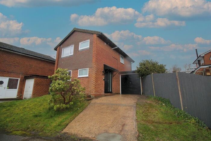 3 Bedroom Detached House To Rent In Lingfield Drive, Pound Hill, Crawley, RH10