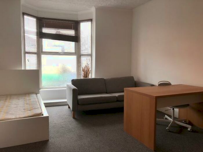 4 Bedroom Flat To Rent In Albert Road, Southsea, Hampshire, PO5