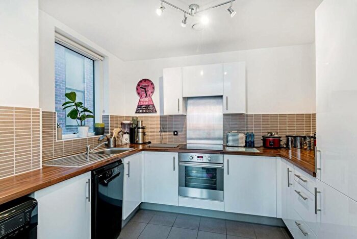 2 Bedroom Flat To Rent In Violet Road, Bow, London, E3