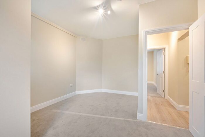 3 Bedroom Flat To Rent In Mitre Road, London, SE1
