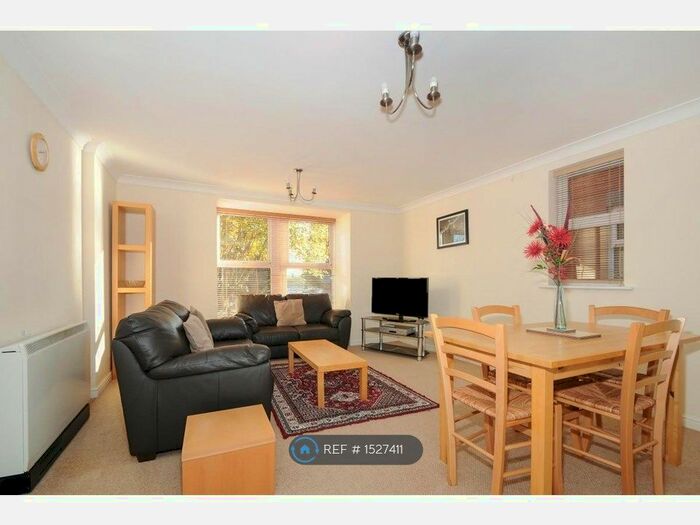 2 Bedroom Flat To Rent In Eton House, Egham, TW20