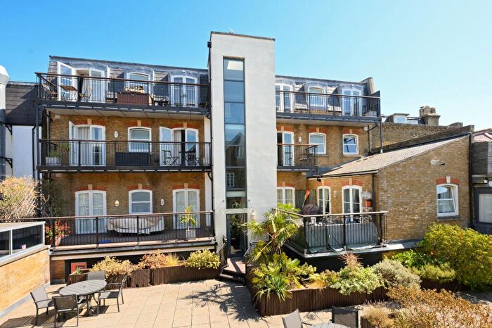 2 Bedroom Apartment For Sale In Feltham Avenue, East Molesey, Surrey, KT8